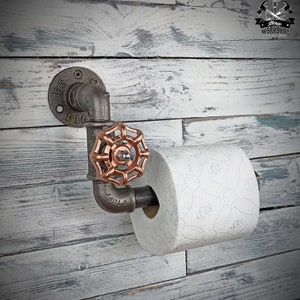 Distributore di carta igienica industriale. Portarotolo in metallo, decorazione interna per WC da bagno. Valvola color rame rosa