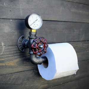 Distributore di carta igienica. Decorazione in stile industriale. Portarotolo originale. Bagno, WC in stile vintage, steampunk