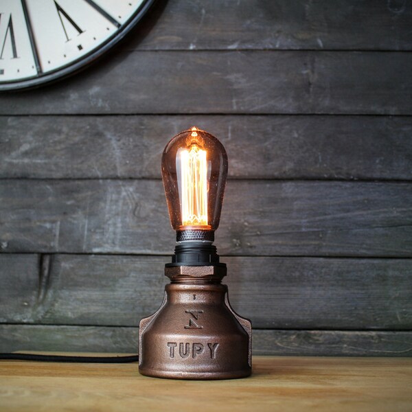 Lampe de chevet style industriel. Décoration d'intérieur chambre, salon, lampe de bureau. Ampoule edison style vintage, antique.