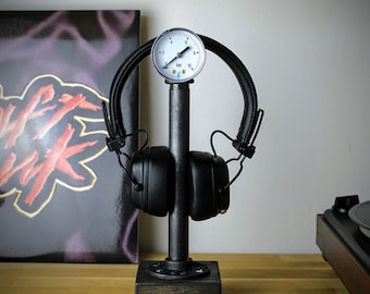 Drewniano-metalowy stojak na słuchawki. Uchwyt na słuchawki Hi-Fi lub gamingowe. Dekoracja wnętrz w stylu industrialnym.