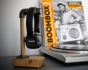 Hörlursställ i trä och stål. Lämplig för Hi-Fi, spel, musik och heminredning i industriell stil.