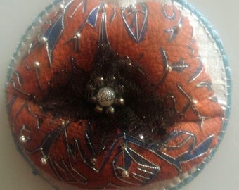 Broche de boca de cuero bordado a mano – Joyería textil artística, accesorio original y atrevido
