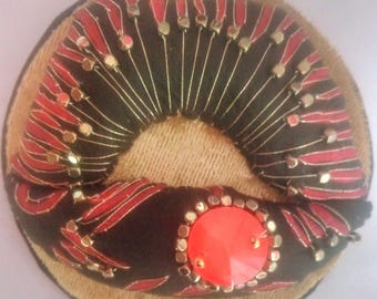 Broche de boca de cuero bordado a mano – Joyería textil artística, accesorio original y atrevido