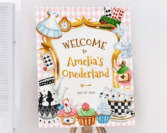 Puede incluir: Señal de bienvenida a la fiesta de Amelia en el País de las Maravillas con fondo a cuadros rosa y blanco. La señal presenta un marco dorado con una tetera, cupcakes y otras ilustraciones con temática de Alicia en el País de las Maravillas. El texto de la señal dice "Bienvenido al País de las Maravillas de Amelia" y "Mayo 07, 20XX".