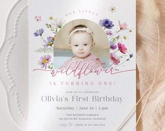Invitación fotográfica de primer cumpleaños con diseño de flores silvestres: Fiesta en el jardín (plantilla editable/imprimible, descarga instantánea) #H074
