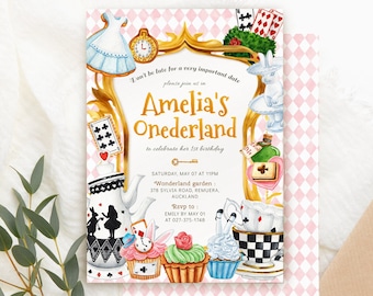 Pode incluir: Um convite xadrez rosa e branco com uma moldura dourada. O convite é para o primeiro aniversário de Amelia. O tema é Alice no País das Maravilhas. O convite inclui um bule de chá, cupcakes, cartas de baralho e um coelho branco. O texto do convite diz: "Não se atrase para um encontro muito importante. Junte-se a nós no Onederland de Amelia para celebrar seu primeiro aniversário. Sábado, 7 de maio às 23h. Jardim do País das Maravilhas: 378 Sylvia Road, Remuera, Auckland. Rsvp para: Emily até 1 de maio no 027-375-1748."