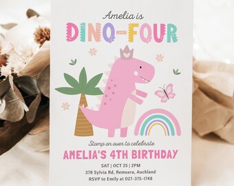 Könnte beinhalten: Eine weiße Geburtstagseinladungskarte mit dem Text "Amelia is DINO-FOUR" in bunten Buchstaben. Sie zeigt eine rosa Dinosaurier-Illustration, einen Regenbogen und einen Schmetterling. Die Karte kündigt Amelias 4. Geburtstag an.
