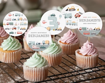 Puede incluir: Un conjunto de seis cupcakes decorados con toppers de papel redondos y coloridos que presentan ilustraciones de vehículos y el texto "Happy Birthday Benjamin!" y "Honk. Beep. Vroom. Benjamin's 3rd Birthday".