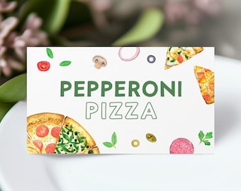 Könnte beinhalten: Eine weiße Karte mit den Worten "PEPPERONI PIZZA" in Grün. Die Karte zeigt Aquarellillustrationen von Pizzastücken, Tomaten, Basilikumblättern, Pilzen, Oliven und Pepperoni-Scheiben. Die Karte liegt auf einem weißen Teller.