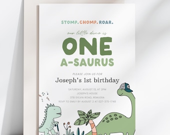 Op de afbeelding: Een groene en witte dinosaurus-verjaardagsuitnodiging met de tekst "STOMP.CHOMP.ROAR. our little dino is ONE A-SAURUS" en de tekst "Joseph's 1st birthday" met details voor het feest.