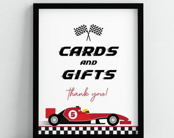 Puede incluir: Un cartel en blanco y negro con el texto "Tarjetas y Regalos ¡Gracias!" en un tema de carreras. Un coche de carreras rojo con una línea de meta a cuadros está en la parte inferior del cartel.