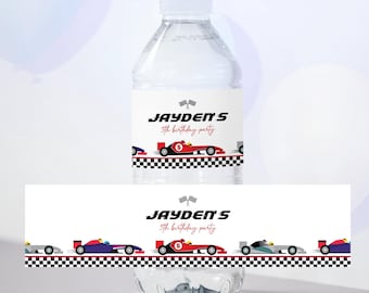 Può includere: Etichetta per bottiglia d'acqua a tema auto da corsa. L'etichetta è bianca con auto da corsa nere e rosse e un motivo a bandiera a scacchi. Il testo sull'etichetta recita "Jayden's 5th birthday party".