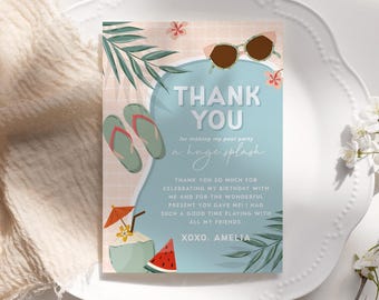 Puede incluir: Una tarjeta de agradecimiento con temática de fiesta en la piscina. La tarjeta presenta gafas de sol, chanclas y una bebida de coco. El texto de la tarjeta dice "THANK YOU" y "a huge splash". La tarjeta está decorada con hojas y flores tropicales.