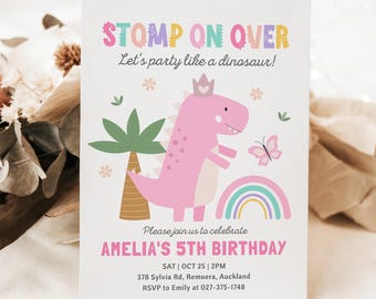 Könnte beinhalten: Eine weiße Einladungskarte mit dem Text "STOMP ON OVER" und "Let's party like a dinosaur!". Sie zeigt eine Illustration eines rosa Dinosauriers, eines Regenbogens und eines Schmetterlings. Die Karte kündigt Amelias 5. Geburtstag an.