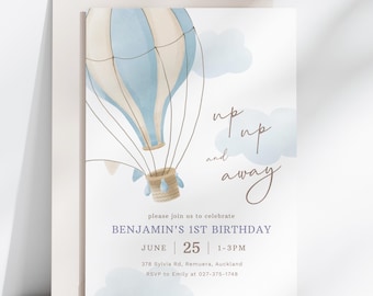 Puede incluir: Un globo aerostático azul y blanco con una cesta marrón, rodeado de nubes, con el texto "up up and away" y las palabras "please join us to celebrate Benjamin's 1st Birthday June 25 1-3PM 378 Sylvia Rd, Remuera, Auckland RSVP to Emily at 027-375-1748"
