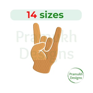 Może przedstawiać: Jasnobrązowa dłoń w geście rock and rolla, z wyciągniętymi palcami wskazującym i małym. Tekst "14 rozmiarów" znajduje się nad dłonią w kolorze czerwonym i zielonym. Logo Pramukh Designs znajduje się w prawym dolnym rogu.