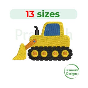 Op de afbeelding: Geborduurde gele bulldozer met een blauwe cabine en zwarte rupsbanden. De afbeelding bevat de tekst "13 maten" in het groen en een logo van Pramukh Designs.