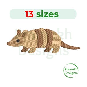 Puede incluir: Un diseño bordado de armadillo en beige y marrón, con un cuerpo segmentado y una cola larga. La imagen incluye el texto "13 tamaños" en rojo y verde, y un logotipo de Pramukh Designs.