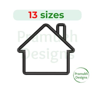 Könnte beinhalten: Schwarze Umrisszeichnung eines Hauses mit Schornstein vor weißem Hintergrund. Der Text "13 Größen" befindet sich über der Hausumrisszeichnung. Das Pramukh Designs Logo befindet sich unten rechts.