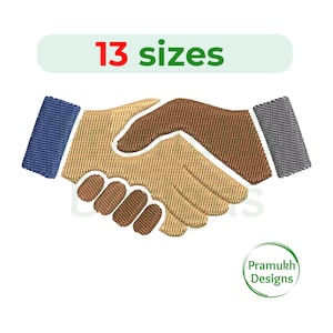 Könnte beinhalten: Gesticktes Design von zwei Händen, die sich die Hand geben. Die Hände sind in Beige- und Brauntönen gehalten, mit blauen und grauen Manschetten. Der Text "13 Größen" steht über den Händen. Das Design enthält den Text "Pramukh Designs" in einem grünen Kreis.