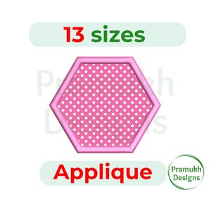 Może przedstawiać: Różowy sześciokątny wzór aplikacji z białymi kropkami, obramowany ciemniejszą różową obwódką. Tekst "13 rozmiarów" znajduje się nad sześciokątem, a "Applique" poniżej. Logo znajduje się w prawym dolnym rogu.