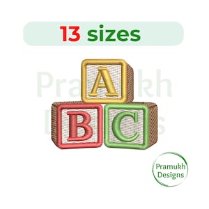 Op de afbeelding: Een borduurontwerp met drie gestapelde alfabetblokken met de letters A, B en C. Het bovenste blok is geel met een gouden letter A, het blok linksonder is rood met een rode letter B en het blok rechtsonder is groen met een groene letter C.