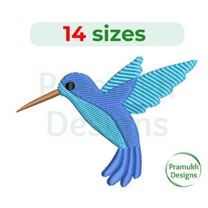 Puede incluir: Diseño bordado de un colibrí azul con un pico largo. El colibrí está en vuelo con las alas extendidas. El diseño está disponible en 14 tamaños.