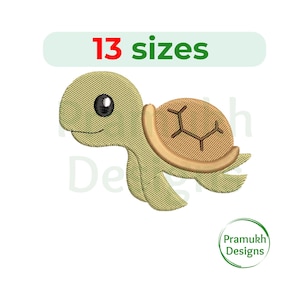 Op de afbeelding: Een borduurontwerp van een lichtgroene schildpad met een beige schild voorzien van een donkerbruin geometrisch patroon. De schildpad heeft een groot zwart oog met een witte reflectie. Boven de schildpad staat de tekst 13 sizes in rood en groen.