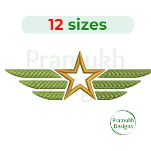 Pode incluir: Estrela dourada com um centro branco, cercada por três asas verdes. O texto "12 tamanhos" está acima da imagem e "Pramukh Designs" está abaixo da imagem.