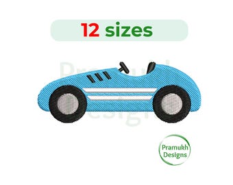 Pode incluir: Design de bordado de carro de corrida azul e branco com 12 tamanhos disponíveis. O design apresenta um carro azul com listras brancas e rodas pretas.
