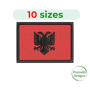 Könnte beinhalten: Ein roter gestickter Aufnäher mit einem schwarzen Doppelkopfadler, dem Nationalsymbol Albaniens. Der Aufnäher hat einen schwarzen Rand und der Text "10 Größen" ist darüber gedruckt.
