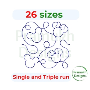Op de afbeelding: Een digitaal borduurontwerp met drie gestileerde Mickey Mouse-koppen met strikken, verbonden door een reeks gebogen lijnen. Het ontwerp is verkrijgbaar in 26 maten en kan met een enkele of drievoudige run worden gestikt. De tekst "Single and Triple run" is in de afbeelding opgenomen.
