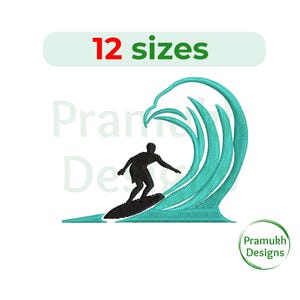 Puede incluir: Una silueta de una persona surfeando en una ola. La ola es de color azul turquesa y tiene un contorno blanco. La persona es negra y está montada en una tabla de surf. La imagen es un diseño de bordado digital.