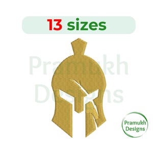 Puede incluir: Diseño de casco espartano dorado. La imagen presenta un bordado detallado de un casco griego clásico, con una visera rota. El texto "13 sizes" está encima del casco. La imagen también incluye el texto "Pramukh Designs".
