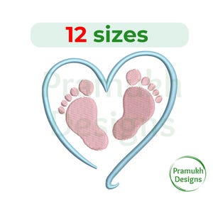 Puede incluir: Diseño bordado con dos huellas de pies de bebé rosas dentro de un corazón azul claro. El texto "12 tamaños" está encima del corazón. El diseño está sobre un fondo blanco. El logotipo "Pramukh Designs" está en la esquina inferior derecha.