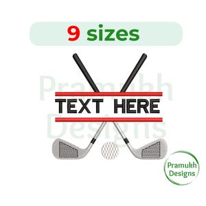 Op de afbeelding: Twee gekruiste golfclubs met een golfbal in het midden. De clubs zijn zwart met zilveren koppen. De tekst "TEXT HERE" staat in een rood-zwart banner.