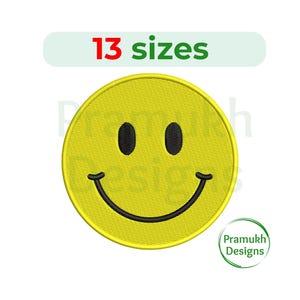 Könnte beinhalten: Ein kreisförmiger, gelber Stickaufnäher mit einem schwarzen Smiley-Gesicht, bestehend aus zwei ovalen Augen und einem geschwungenen Mund. Über dem Aufnäher steht der Text 13 sizes in Rot und Grün. Ein kreisförmiges Logo mit dem Text Pramukh Designs ist sichtbar.