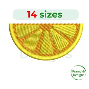 Puede incluir: Diseño bordado de una rodaja de naranja amarilla con aspecto texturizado. El diseño está delineado en un amarillo más oscuro e incluye el texto "14 tamaños" en rojo. El logotipo "Pramukh Designs" está en la esquina inferior derecha.