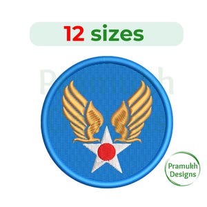 Op de afbeelding: Een blauwe geborduurde patch met een gouden gevleugeld embleem boven een witte ster met een rood centrum. De patch is cirkelvormig met een blauwe rand. De tekst bovenaan luidt "12 maten". Het logo van Pramukh Designs staat rechtsonder.