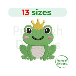 Könnte beinhalten: Gesticktes Design einer freundlichen grünen Frosch mit goldener Krone, rosa Wangen und großen schwarzen Augen. Der Text "13 Größen" steht über dem Frosch. Das Design stammt von Pramukh Designs.