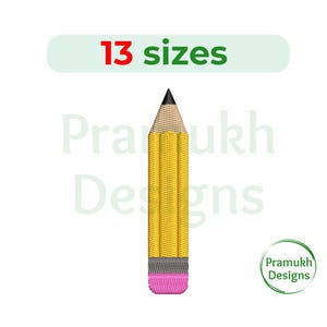 以下が含まれることがあります： ピンクの消しゴムと黒いグラファイトの先端が付いた黄色の鉛筆。鉛筆は白い背景に垂直に立っています。鉛筆の上の薄い緑色の長方形に「13サイズ」という文字が緑と赤の文字で書かれています。鉛筆の下の白い背景に「Pramukh Designs」という文字が緑の文字で書かれています。