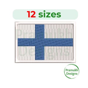 Może przedstawiać: Haftowana naszywka z flagą Finlandii, z niebieskim krzyżem na białym tle. Tekst "12 rozmiarów" znajduje się nad flagą. Okrągłe logo z napisem "Pramukh Designs" znajduje się w prawym dolnym rogu.