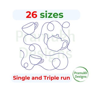 以下が含まれることがあります： ティーポットと2つのカップの線画デザイン。テキストには「26サイズ」と「シングルとトリプルラン」が赤と緑で書かれています。デザインはプラムクデザインによるものです。