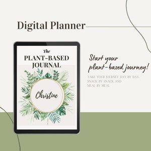 Op de afbeelding: Een digitale planner met een groene en witte omslag met een bladontwerp en de tekst "The Plant-Based Journal" en "Christine". De tekst "Start your plant-based journey! Take your journey day by day. Snack by snack and meal by meal." is ook zichtbaar.