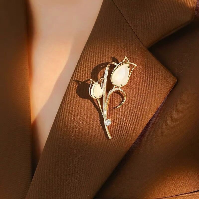 1pc Fashionable Design Brooch For Women & Men's Suit Pin To Avoid Exposure  On V-neck Shirt, Couples' Accessory