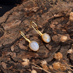 Pendientes minimalistas de piedra lunar en oro de 14 quilates, pendientes colgantes hechos a mano, pendientes minimalistas de piedra lunar arcoíris, regalo para madre, aniversario o ella.