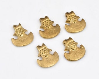 13 mm - 15個の小さな生の真鍮チャーム、部族の真鍮ペンダント、ジュエリー作りやマイクロマクラメ用の民族チャーム