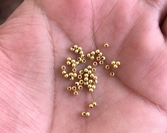 2 mm - 500 個の光沢のあるゴールドビーズ、スペーサービーズ、中空ビーズ、小さなビーズ、ブレスレットビーズ、ボールビーズの金メッキファインディング、丸い光沢のあるボールビーズ