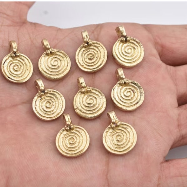 18*13mm - 20pcs Charmes en laiton brut, Pendentifs en laiton tribal en spirale, Charmes ethniques, Pendentifs Boho pour la fabrication de bijoux et micro macramé, Charme brut