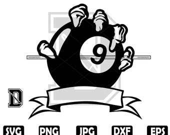 Può includere: Grafica in bianco e nero di una palla nove afferrata da una mano. Il numero nove è al centro della palla. Un banner è sotto la palla, e le lettere SVG, PNG, JPG, DXF ed EPS sono in basso.